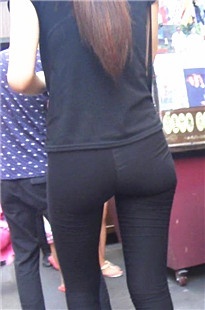 黑色紧身裤美臀漂亮美眉，好有美感的翘臀呀[252M/MP4]