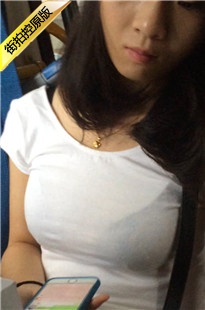 等公车的紧身牛仔翘臀美女，好紧绷[413M/MOV]