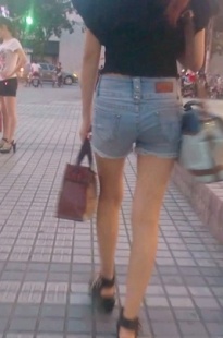 跟拍年轻极品牛仔热裤紧臀美女[149M/MP4]