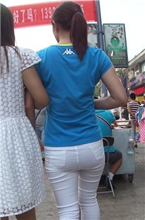 白色小肉臀牛仔裤美眉[231M/MP4]