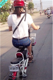 开摩托车的各种妹纸[859M/MOV]