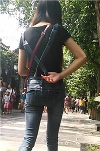 长腿背带紧身牛仔裤少女[105M/MP4]