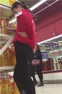 超市服务员不好好上班，玩手机[799M/MP4]