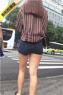 4K-街拍紧身热裤翘臀小美女[1.18G/MP4]