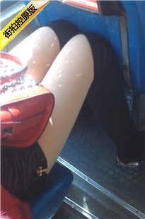 公车上黑色高跟长筒靴肉丝美眉[1.78G/MOV]