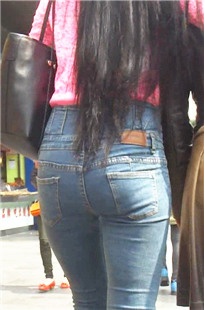 近距离跟拍牛仔裤美眉[132M/MP4]