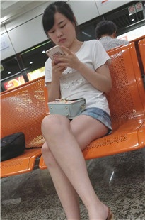 白色T恤街拍牛仔热裤美眉[723M]