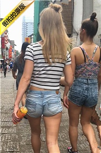 街拍两个牛仔热裤性感圆臀洋妞[1.14G/AVI]