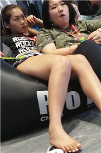 4K-悠闲的黑衣街拍热裤美女[930M]