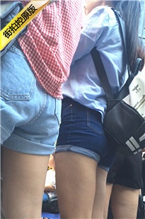 街拍两个牛仔热裤美眉性感翘臀[217M/MOV]