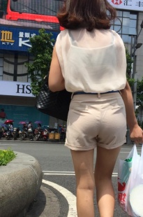 翘臀米色热裤美女[261M/MOV]