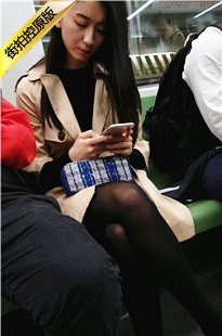 4K-地铁黑丝黑色皮鞋漂亮极品长腿美女[633M/MP4]