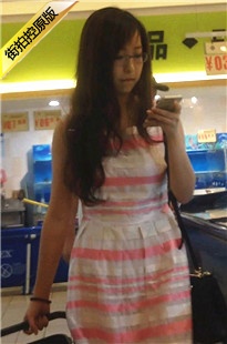 戴眼镜的条纹连衣裙美眉逛超市顾着玩手机[189M/MP4]