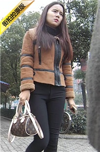 身材一级棒的紧身黑裤美女[168M/MP4]