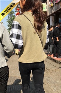 街拍黑色紧身牛仔裤性感小翘臀美眉内痕明显[282M/MOV]