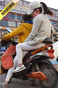 偶遇两个紧身白裤美眉[253M/MP4]