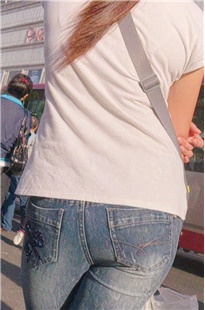 牛仔裤小妹在等公车[300M/MP4]