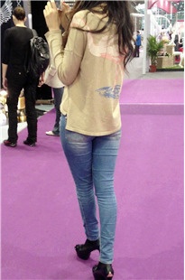 深圳内衣展跟拍一个长腿紧牛留学生极品美女[474M/MOV]