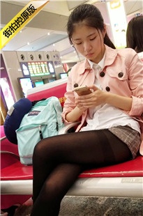 4K-粉红外套街拍黑丝运动鞋小美女[712M/MP4]