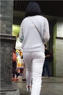 纤细的白裤美眉[520M/MP4]