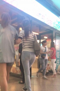 跟拍紧身勒臀大PG蓝牛美女[99.4M/MP4]