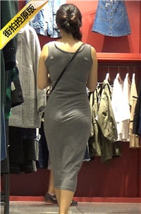灰色连衣裙丰臀女子内痕清晰可见[504M/MTS]