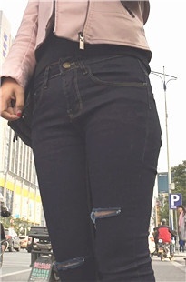 等公车的牛仔裤小妹[307M/MOV]