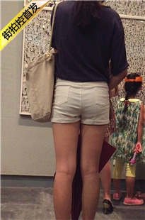 画展上妹子在欣赏画我在欣赏屁屁[563M/MOV]