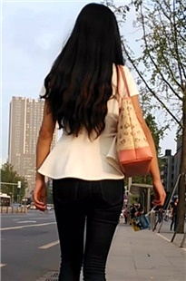 身材性感的蓝色紧身牛仔裤电梯上让你观赏[92M/MP4]