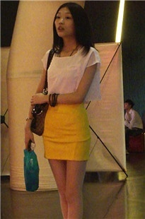 街拍穿着日系短白袜的凉鞋美女，包臀也诱惑[194M/MP4]