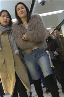 气质紧身牛仔裤美女[877M]