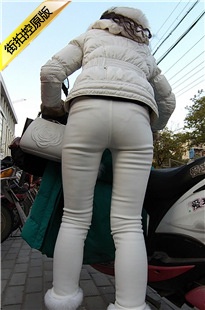 接孩子放学的极品紧身白裤年轻妈妈第二季[496M/MP4]