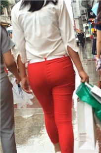 红艳艳的翘臀，让人无法不盯着看[465M/MOV]