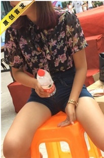 【带子狼原创作品】坐矿泉水瓶的紧牛长腿MM[MP4/4GB]