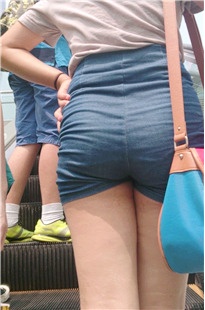 高腰牛仔热裤小妹，臀紧圆润[245M/MP4]