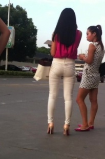 等车的极品白裤美女，身材棒极了[400M/MOV]