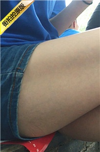 近拍花坛休息的蓝色牛仔热裤妹子白皙MT[654M/MOV]