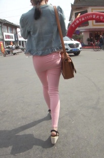 红色紧身裤的诱惑，内痕可见[312M/MP4]