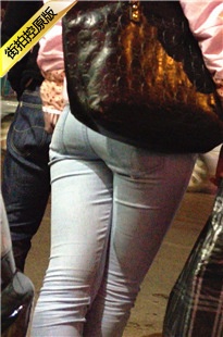 等车的灰牛仔裤性感翘臀美眉[1.91G/MOV]