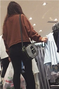 紧身裤美女为自己挑衣服[547M/MP4]