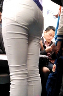 地铁白裤美女[343M/MP4]