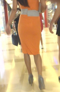 橙色连衣裙美女，前凸后翘很诱人[158M/MP4]