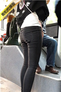 叉开腿的紧身黑裤美眉，公交车给老人让座[287M/MP4]