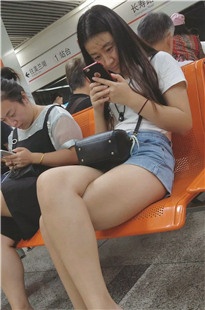 白衣街拍牛仔热裤美女[710M]