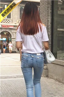 浅色小紧牛翘臀长发美女等红绿灯[118M/MOV]