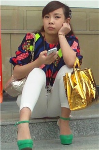 白裤美眉两腿之间有杀气[146M/MOV]