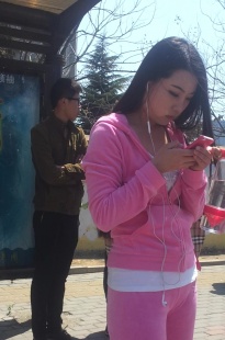 清纯漂亮的粉色呢绒裤小妹[44.8M/MP4]