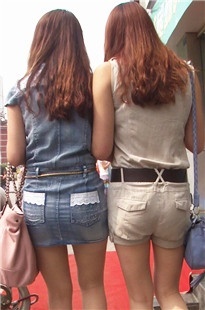 两个极品长腿美女，身材超赞[231M/MP4]