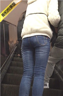 白色风衣蓝色牛仔裤翘臀妹子[328M/MOV]