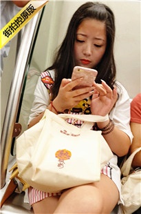 4K-地铁上的丝腿清纯美眉[1.08G/MP4]